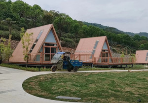 Maison de vacances de luxe modulaire préfabriquée au design traditionnel triangulaire en acier léger avec double vitrage et éléments en bois - Product Image 3