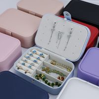 Boîte de présentation en cuir exquis pour bagues et bijoux, motif carré avec boutons, vente en gros d'usine pour cadeaux d'anniversaire pour hommes et femmes