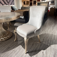 Chaise de salle à manger de luxe européenne, siège en bois massif sculpté, détails ornés, revêtement en velours, style design moderne, meubles pour la maison