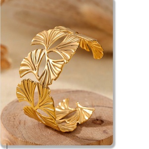 Bracelet haut de gamme en acier titane motif feuille de Ginkgo Biloba pour femme, bijou enveloppant ajouré tendance - Product Image 4