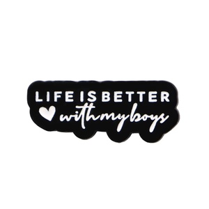 Alfileres <span class=keywords><strong>de</strong></span> metal al por mayor con diseño <span class=keywords><strong>de</strong></span> letras en inglés: "Life Is Better With My Boys", broches <span class=keywords><strong>de</strong></span> recuerdo, insignias <span class=keywords><strong>de</strong></span> dibujos animados para ropa - Product Image 1