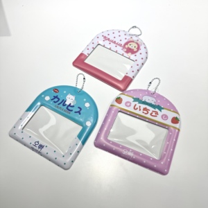 Nuovo Porta Fotocard in PVC con Design Anime Personalizzato, Simpatico Porta Carte Fotografiche in Plastica con Portachiavi e Inserto Stampato in Plastica - Product Image 1