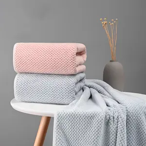 Vente en gros de serviettes de bain bébé et enfant adulte velours corail en fibre 70*140 cm serviette enveloppante en laine ananas à absorption instantanée