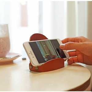 Support de téléphone en cuir PU, idéal pour les personnes paresseuses regardant des séries télévisées, support de téléphone pliable créatif pour bureau, cadeau promotionnel. - Product Image 1
