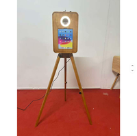 Photomaton vintage en bois 360° avec supports de pieds pliables triangulaires, compatible avec iPad et appareil photo pour fêtes et mariages
