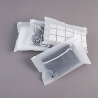 Sac d'emballage en plastique givré refermable et recyclable personnalisé pour vêtements avec logo sur mesure pour l'emballage de vêtements