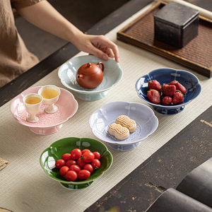 Plato alto de cerámica de inspiración zen china con forma de flor y patrón de nubes auspiciosas para frutas y aperitivos, ideal para fiestas. - Product Image 1