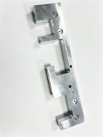 Support en aluminium usiné CNC de précision sur mesure avec plusieurs trous de fixation et finition anodisée