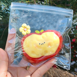 Jouet Squishy Pomme Rouge Adorable en TPR – Cadeau Créatif Anti-Stress pour Enfants de 5 à 7 Ans – Améliore l'Humeur Facilement - Product Image 3