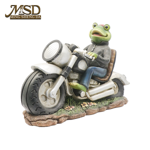 Figurine de <span class=keywords><strong>grenouille</strong></span> motard sculptée en résine avec LED solaire pour décoration extérieure de pelouse et de patio, Fourniture en gros B2B - Product Image 2