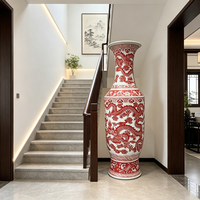 Vase en porcelaine grand format à motif de dragon rouge sous glaçure, élégant et traditionnel, pour l'entrée de villa de luxe