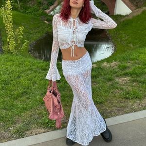 Nuevo Conjunto de Dos Piezas de Encaje Estilo Sexy para Mujer, Top Corto Ajustado y Pantalones de Cintura Baja, Conjunto de Encaje Transparente con Estampado Floral Retro - Product Image 1