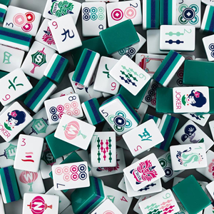Fichas de mahjong americanas de 4 capas, color verde oscuro, acrílicas, personalizables, grabables, de lujo, tamaño pequeño, aptas para 4 jugadores, pulidas a mano. - Product Image 3