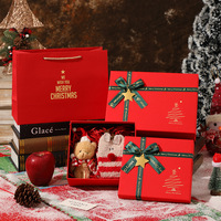 Boîte cadeau de Noël rouge, emballage de Noël avec ruban, écharpe, tasse isotherme, boîte cadeau pour la veille de Noël