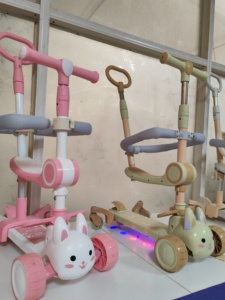 Tricycle multifonctionnel de luxe 6-en-1 pour enfants avec barre de poussée, trottinette à 3 roues pour garçons et filles de 2 à 12 ans - Product Image 5