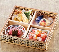 Assiette de service japonaise en bois gravé pour restaurants et hôtels – Style moderne et luxueux, ronde, pour fêtes, en stock