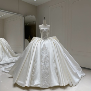 Robe de mariée moderne en satin ivoire sans bretelles, coupe princesse, imprimé floral, avec appliques de perles de cristal et traîne chapelle, modèle Xx87 - Product Image 1