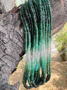 Perles de pierre verte de qualité supérieure, perles rondes facettées en émeraude, perles rondelles |   Brins de pierres précieuses ombrées de 3-4,5 mm à prix de gros - Product Image 3