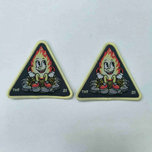 OEM Factory Price Iron on Sew on Backing <span class=keywords><strong>Triangle</strong></span> Shape Custom <span class=keywords><strong>Woven</strong></span> Patches para Vestuário Chapéus - Product Image 1