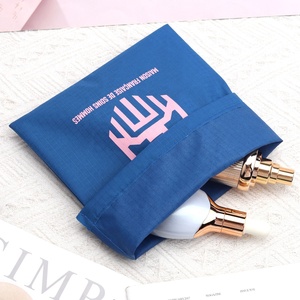 Bolsa reutilizable de tela de nailon con cordón para zapatos de bolos, bolsa de lavandería de fibra de poliéster 210D impresa con logotipo personalizado, bolsa de polvo de nailon - Product Image 4