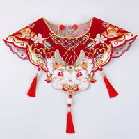 Écharpe de Nouvel An rouge festive en polyester pour animaux de compagnie, châle épaule nuage, cape de style chinois, cache-cou à pompons pour chiens et chats – Grande Vente
