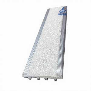 Profilé d'escalier moderne et élégant en aluminium pour bureau ou appartement, nez de marche en aluminium pour escaliers, marche en béton, extérieur - Product Image 1