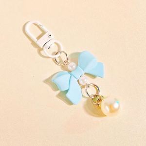 Porte-clés mousqueton de luxe en PVC avec petit pendentif perle pour sacs et voitures – Vente en gros - Product Image 5