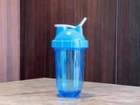 Shaker à protéines, bouteille en plastique noir avec Logo personnalisé pour Fitness, mélangeur de Gym, Shaker à protéines pour bouteilles d'eau de sport, vente en gros