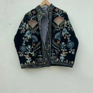 Chaqueta acolchada vintage hecha a mano de algodón indio Forma larga con cuello en V con características transpirables y sostenibles a rayas - Product Image 1