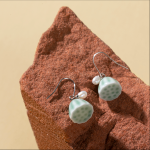 Pendientes colgantes <span class=keywords><strong>de</strong></span> loto fino hechos a mano <span class=keywords><strong>de</strong></span> cerámica con <span class=keywords><strong>perlas</strong></span> <span class=keywords><strong>de</strong></span> agua dulce 925 ganchos <span class=keywords><strong>de</strong></span> plata diseño elegante - Product Image 1