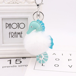 Mignon En Peluche Petit Hippocampe Animal Boule De Poils Porte-clés Pendentif En Cuir PU Animal Marin Boule De Poils Sac Pendentif En Gros - Product Image 1