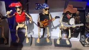 Accesorios gigantes de Halloween para vacaciones, decoración al aire libre, esqueleto aterrador realista de 5,5 pies con ojos animados, 2023 - Product Image 3