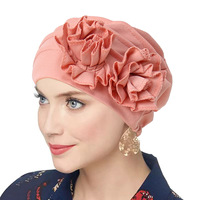 Chapeau turban en polyester tricoté chaud pour l'automne avec bonnet intérieur et deux décorations florales tricotées, hijab écologique pour femmes musulmanes