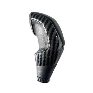 Poignée de levier de vitesses automatique Peugeot 3008 en fibre de carbone, design ergonomique, couleurs noir, gris et clair - Product Image 1