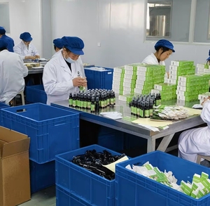 Exclusivo Set de Body Mist en Botella de Vidrio Ecológica con Aroma a Pistacho, con Fragancia Personalizable para el Uso Diario - Product Image 3