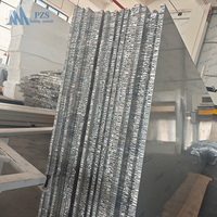 Système de bardage mural extérieur en panneaux alvéolaires en aluminium revêtus de PVDF