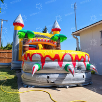 Château gonflable géant sur le thème des dinosaures volcaniques, aire de jeux gonflable avec palmiers et toboggan pour carnaval de jardin