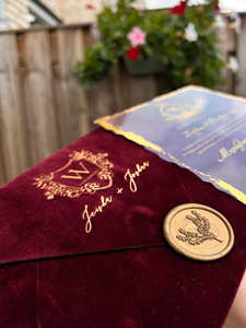 Enveloppe en velours marine avec logo en feuille d'or de luxe 2025 avec acrylique transparent unique et cachetage à la cire pour l'événement de célébration de fête de mariage - Product Image 4