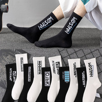 Chaussettes fantaisie noires et blanches à la mode pour hommes Chaussettes unisexes avec logo personnalisé pour le printemps et l'automne