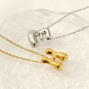 Collar con Colgante de Letra Burbuja en Acero Inoxidable Chapado en Oro PVD de 18K |   Cadena con Colgante de Letra del Alfabeto A-Z |   Ligero e Hipoalergénico - Product Image 2
