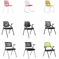 Chaise de bureau ergonomique empilable en maille aérée pour l'école, les conférences et la formation, avec dossier en plastique et dossier pliable