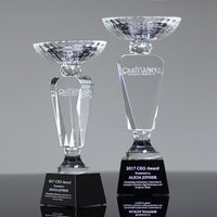 Trophée en cristal en forme de gobelet avec base noire pour les récompenses de l'excellence en hôtellerie et en service