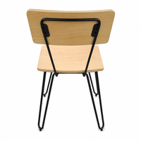 Chaise d'appoint scandinave en placage de hêtre, assise et dossier en contreplaqué, pieds en métal noir à chevrons, cadre métallique thermolaqué, vente en gros