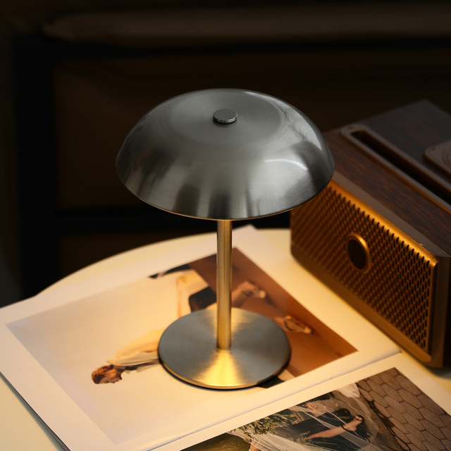 Hot Selling Iron Cordless Rechargeable Restaurant Led Touch Table Lamp Modern Luxury Indoor Outdoor Portable Table Lamp
