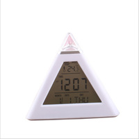 Thermomètre multifonctionnel en plastique en forme de pyramide triangulaire créative, écran LCD électronique coloré, minuterie d'alarme, horloge de table