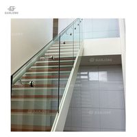Escalier flottant avec garde-corps en verre, protection fiable, surface antidérapante, escalier en acier en porte-à-faux en chêne foncé