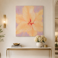 Peinture à l'huile impressionniste de gladiolus en gros plan, pétales de pêche crème, centre cramoisi, effet flou doux, art sur toile peint à la main
