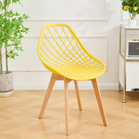 Chaise de salle à manger moderne et simple avec pieds en bois massif et assise en plastique PP creux pour la maison, l'extérieur et les restaurants