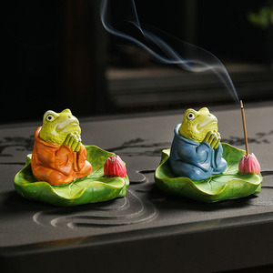 Porte-encens en céramique artisanal Lotus Frog, pour bois de santal, article religieux aromatique, option couleur bleu-orange - Product Image 2