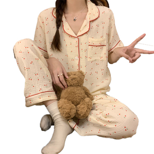 Completo pigiama estivo comodo in due pezzi Cardigan e pantaloni Cardigan a maniche corte stampati all'ingrosso in tessuto per dormire la <span class=keywords><strong>notte</strong></span> - Product Image 1